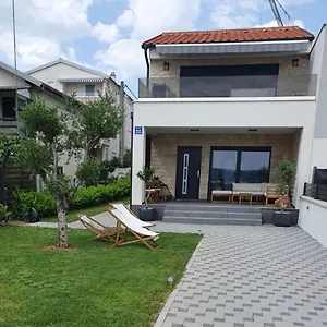 https://apartmani-zlata-sveti-filip-i-jakov.hotelinzadar.com